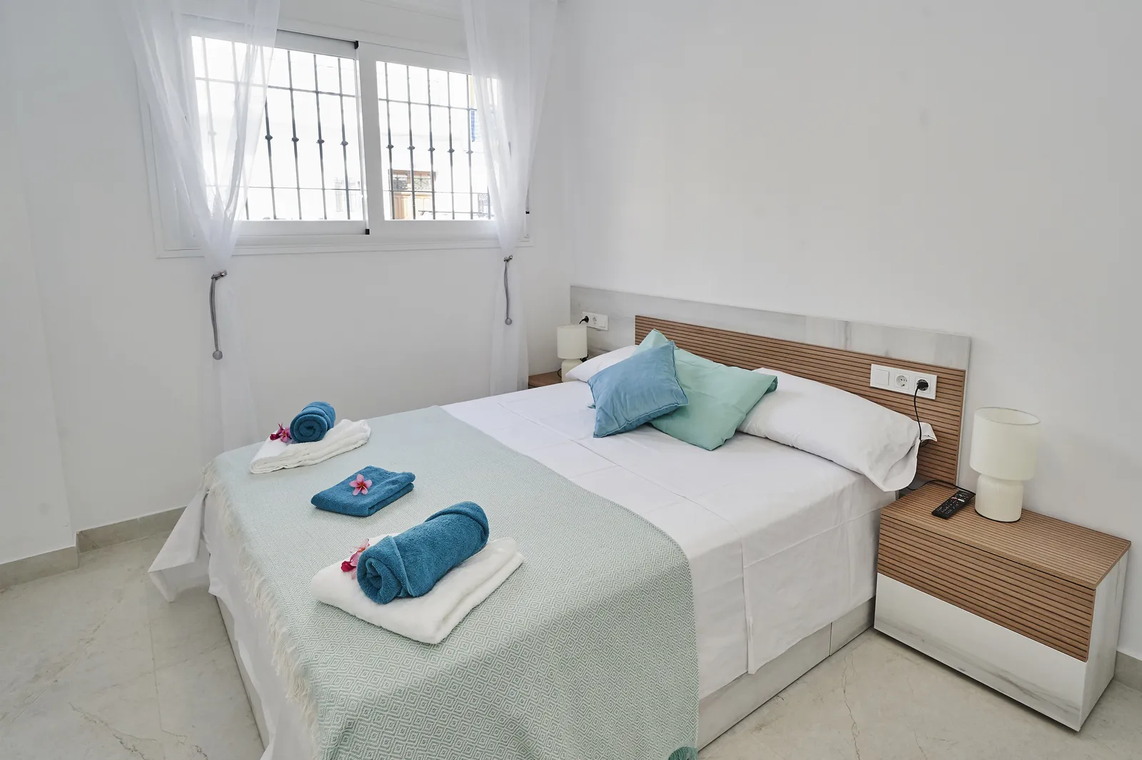 Dormitorio principal con cama doble y toallas de bienvenida en Casa Florence