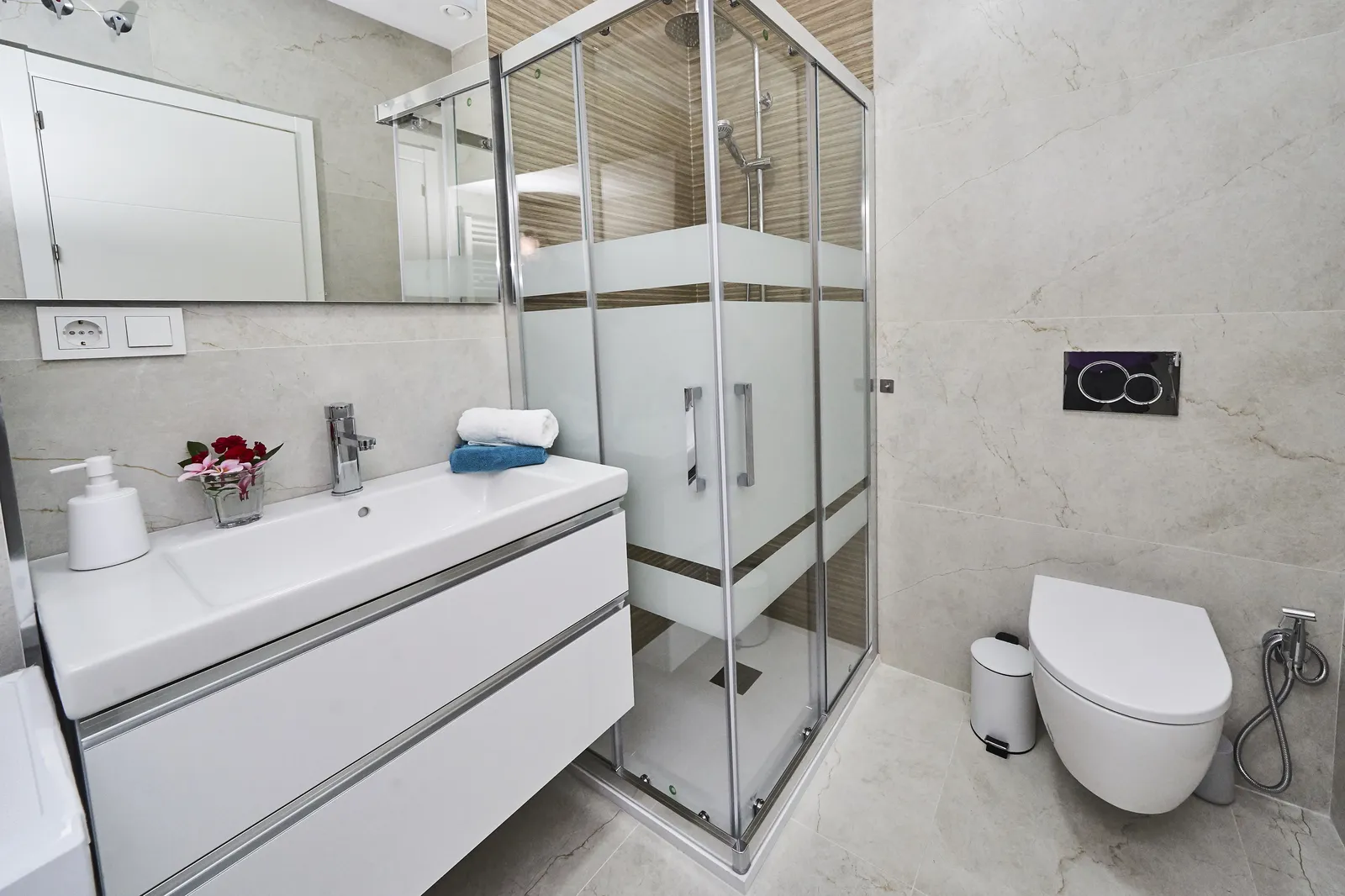 Baño moderno con ducha y mármol en Casa Isolde