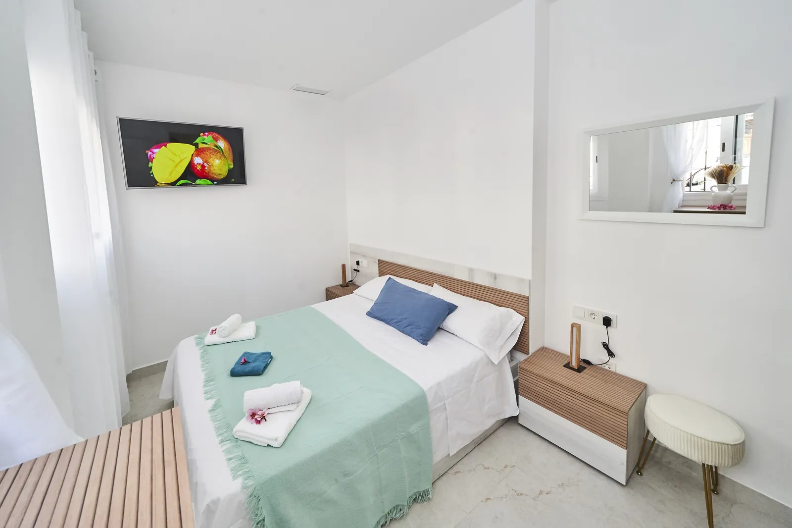 Dormitorio principal con cama doble y TV en Casa Isolde